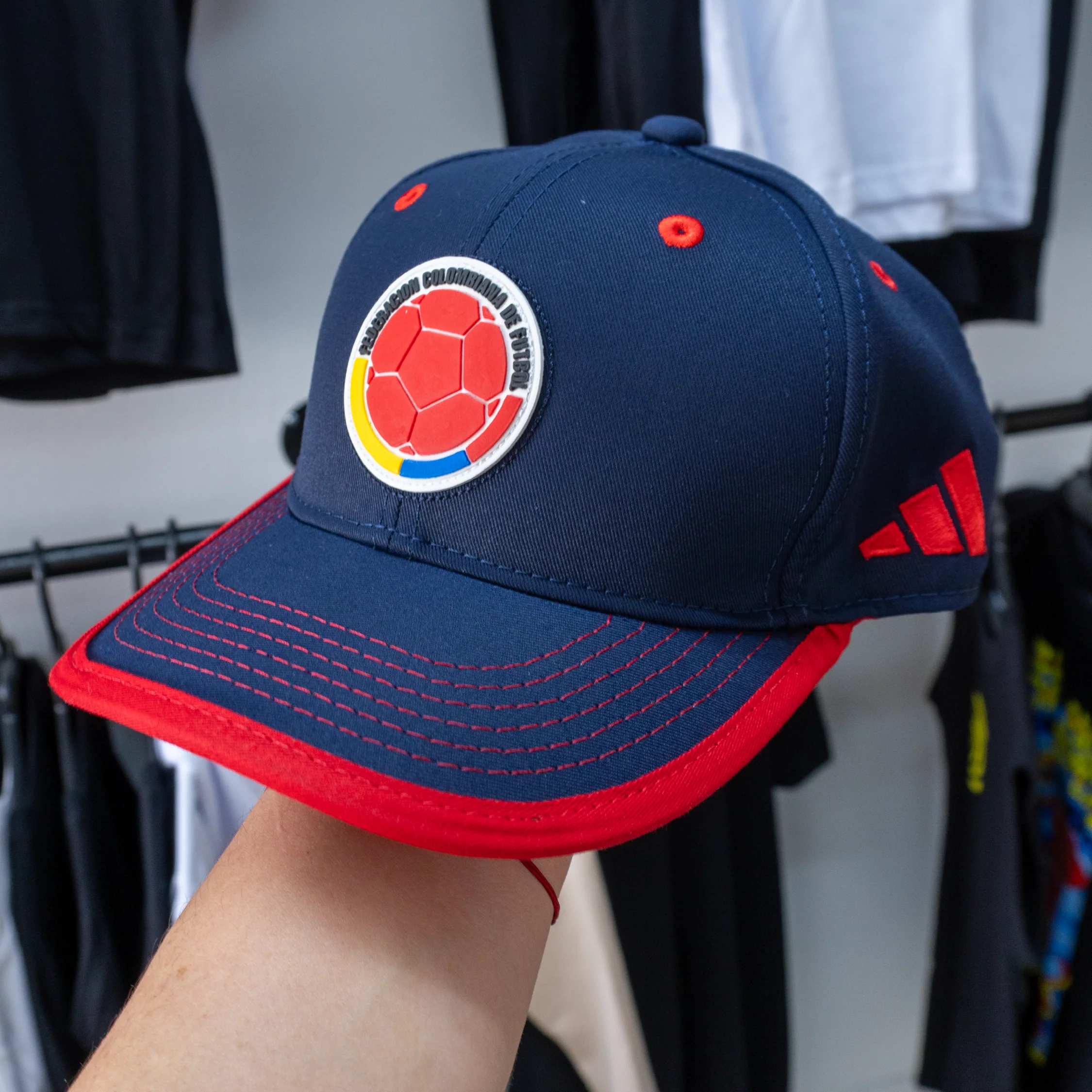 Gorra Selección Colombia Mundial 2026 | Azul y Rojo | Karisma - Image 3